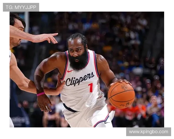 布克突破拉开与哈登得分差距 提升太阳关键时刻进攻效率