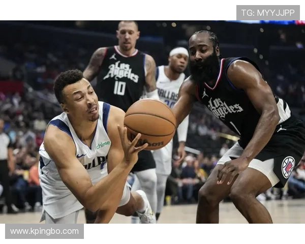 篮球手部接触判定规则详解：合法防守与犯规的界定